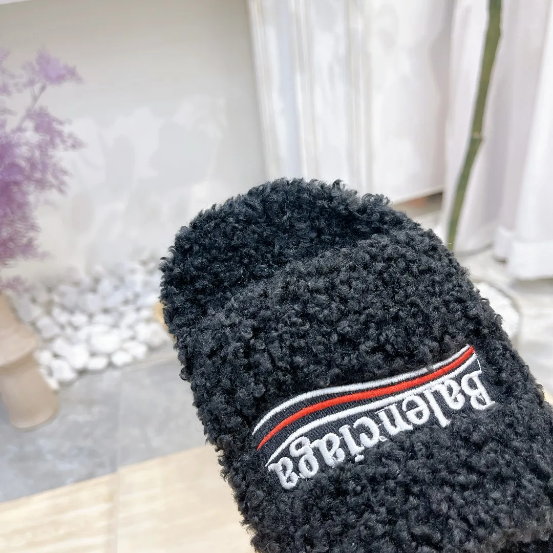 👟👟Ex-factory price 360👟👟 (High quality) Price based on quantity Balenciaga autumn and winter trendy wool slippers💕 Upper letter pattern, electric embroidery logo embroidery technology! Full of high-end feel! Especially beautiful on the feet 🦶 🐑Material: Sheep wool (very soft and comfortable) 🐑Sole: Original non-slip and wear-resistant outsole 🐑Number/size: Women's 35-41 Men's 38-46
